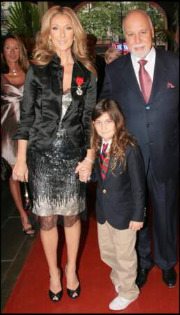 René-Charles et ses parents arrivent au musée Grévin, en mai 2008