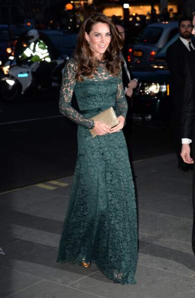 Kate Middleton  le 28 mars 2017 très élégante dans une robe longue à dentelle verte