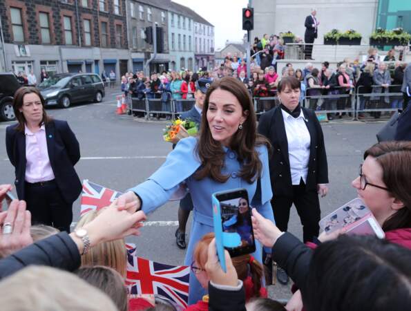 Une tenue originale pour Kate Middleton lors de sa visite en Irlande du Nord, le 28 février 2019.