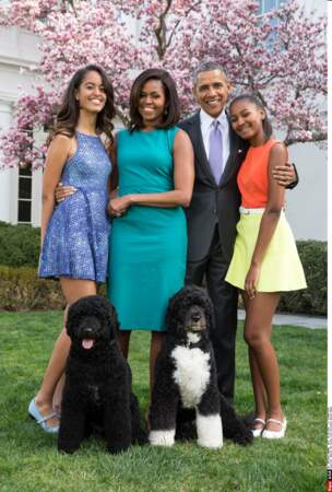Malia, Sasha, Michelle , Barack, et les chiens Bo et Sunny dans les jardin de la maison Blanche