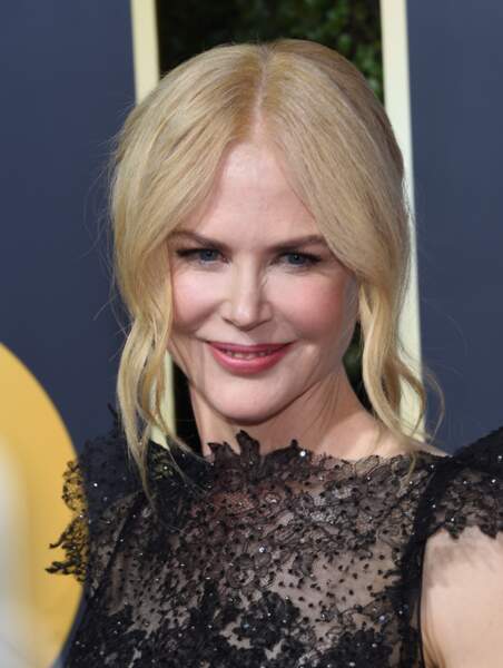 Tout comme Nicole Kidman, qui portait un chignon version raie au milieu, avec deux longues mèches ondulées