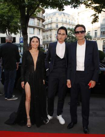 Capucine Anav en robe décolletée et fendue Stevens Ishay Couture avec Alain-Fabien Delon et Anthony Delon 