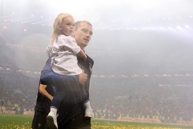 Antoine Griezmann avec sa petite fille dans les bras