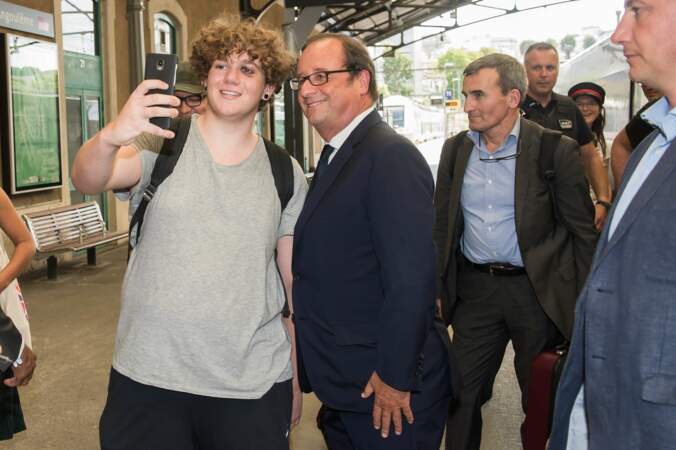 Francois Hollande a pris le temps de faire des selfies avec les gens venus à sa rencontre