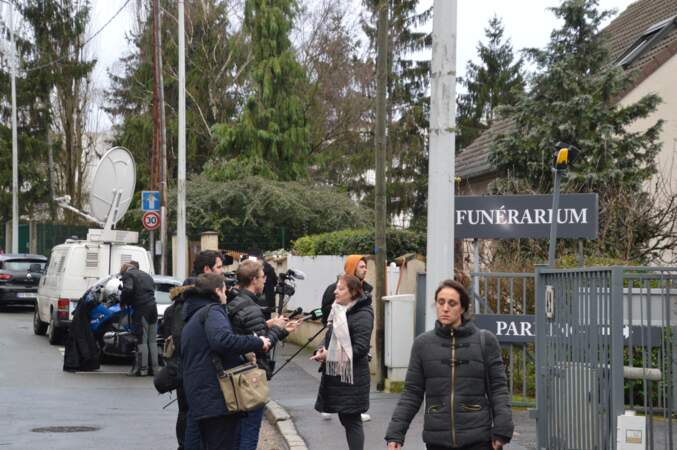 Les admirateurs de la chanteuse France Gall lui rendent hommage au funérarium de Nanterre, le 10 janvier 2018