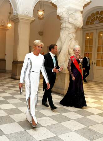 La Première dame était ravissante dans une robe blanche signée Louis Vuitton.