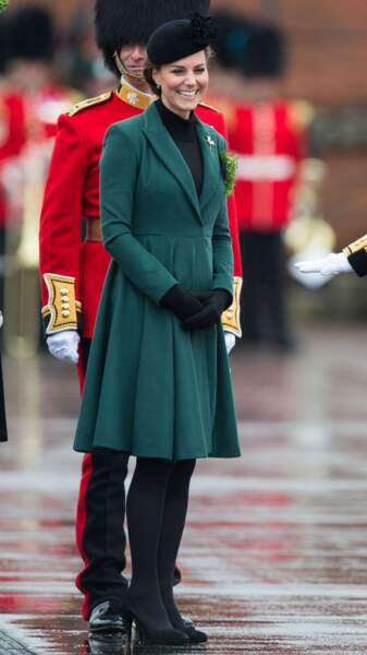 Kate Middleton enceinte du prince George en mars 2013 dans un long manteau vert sombre