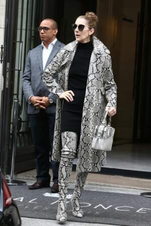 Céline Dion quitte son hôtel le Royal Monceau en total-look python