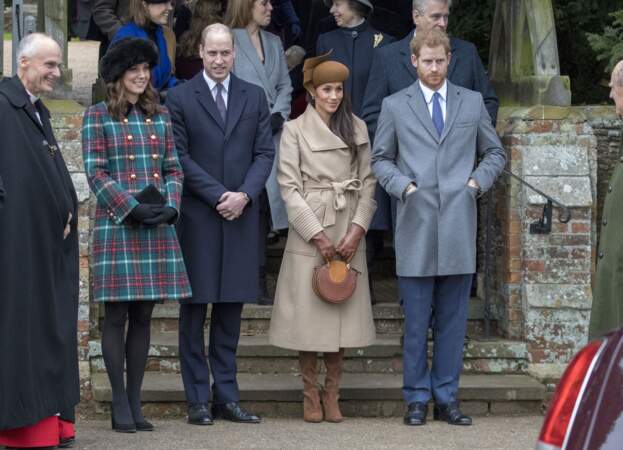 Meghan Markle en manteau camel Sentaler avec la famille royale d'Angleterre à Sandringham, le 25 décembre 2017