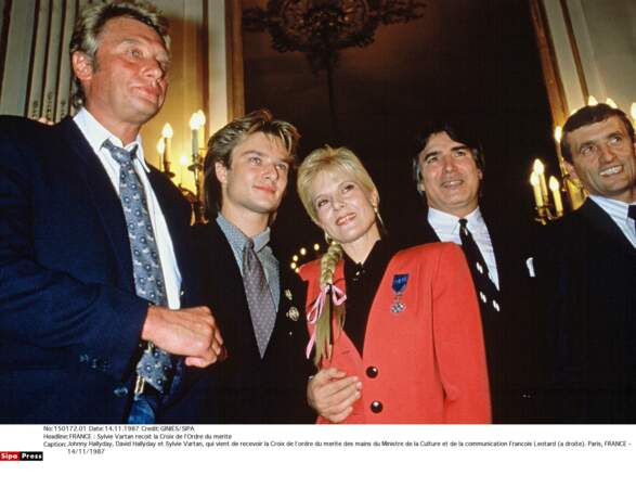1987. Sylvie reçoit la médaille de l'Ordre du mérite en famille