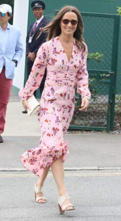 La robe à fleurs de Pippa Middleton a été encensée par la presse britannique