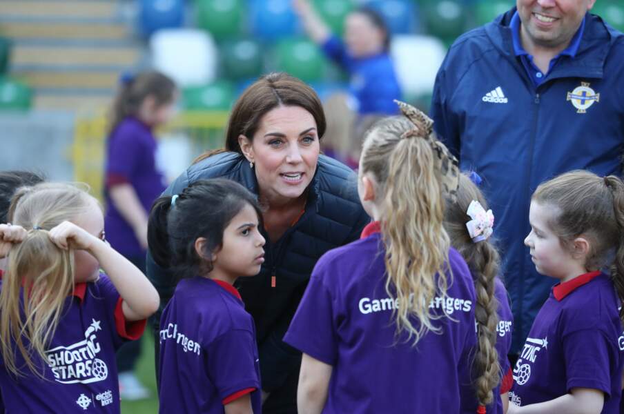Kate Middleton joue au football avec des fillettes 