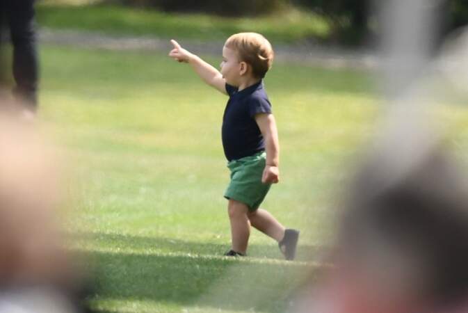 Louis, le fils de William et Kate s'amuse dans la pelouse