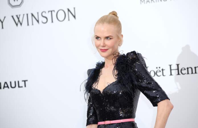 Nicole Kidman suprend les cheveux attachés et les racines ultra wet