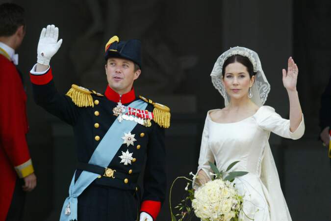 Le prince Frederik et Mary de Danemark (en robe Uffe Frank), le jour de leur mariage à Copenhague, le 18 mai 2004