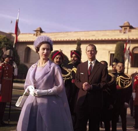 Chic et mondanités à travers le monde pour la reine Elisabeth en 1961