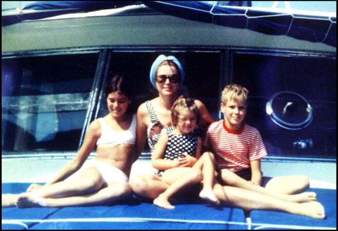 La princesse Grace entourée de ses trois enfants, Caroline, Albert et Stéphanie en croisière dans les années 60