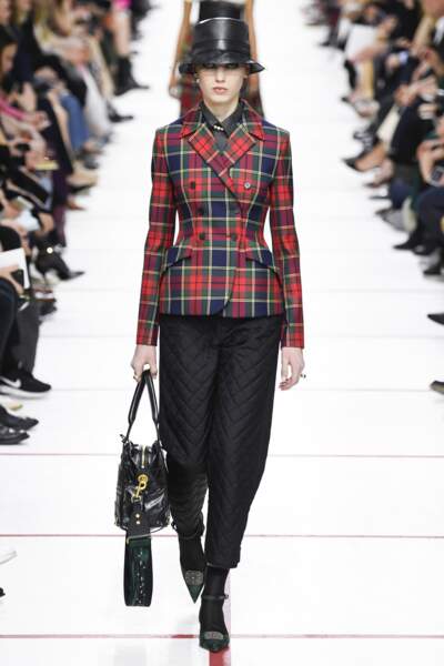 Pour Dior, le blazer prend des accents british avec un motif Prince de Galles aux couleurs saturées