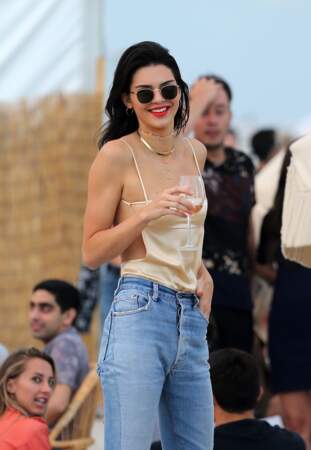 En 2016, sur une plage de Miami Kendall Jenner a encore les cheveux longs