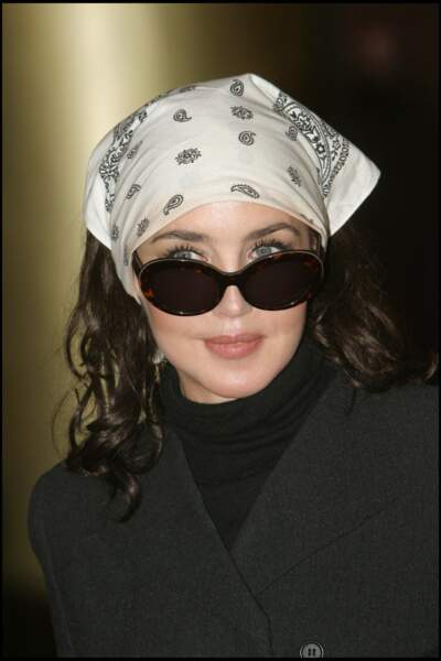 Isabelle Adjani accessoirise ses longues boucles brunes d'un bandana, lors du festival du film de Paris en 2004 