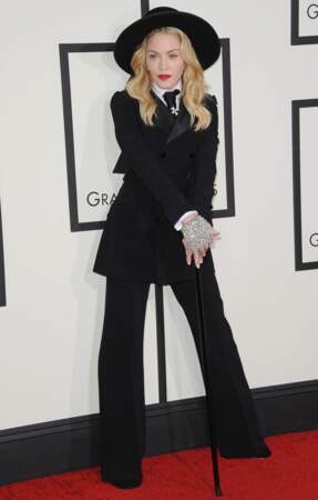 Quand Madonna se couvre, ce n'est pas qu'un peu, elle cache ses fesses avec une veste longue