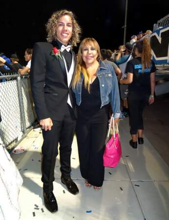 Joseph Baena, fils d'Arnold Schwarzenegger, pose avec sa mère lors de sa remise de diplôme en 2014