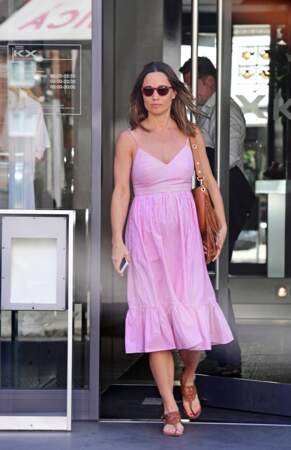  Pippa Middleton, enceinte, se balade dans les quartier de Chelsea à Londres le 26 juin 2018. Elle porte une robe J
