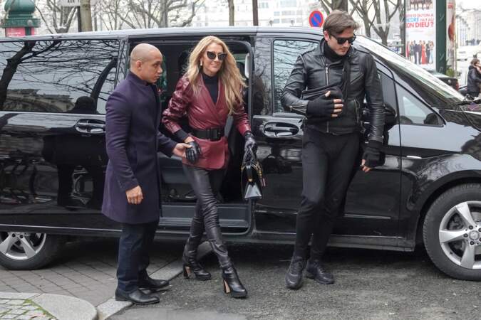 Céline Dion avec un blazer et un slim en cuir et des lunettes de soleil Max Mara