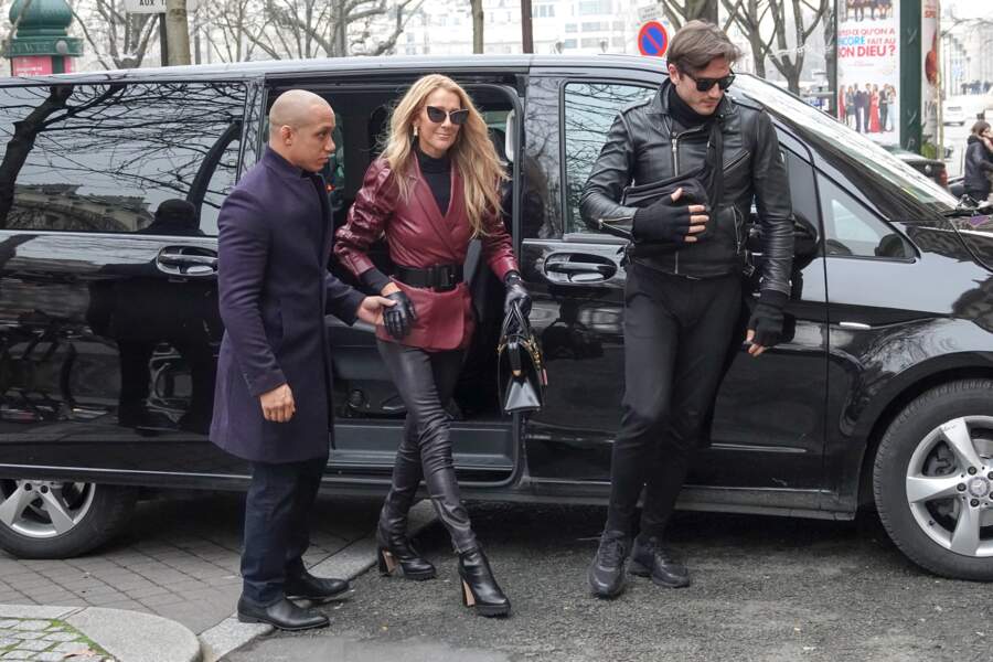 Céline Dion avec un blazer et un slim en cuir et des lunettes de soleil Max Mara
