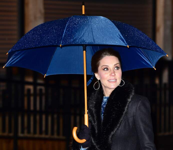 Kate Middleton portait aussi un manteau de la marque Ida Sjostedt.