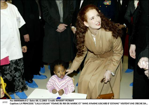 La princesse Lalla Salma visitant une crèche dans le 20ème arrondissement de Paris le 8 décembre 2003