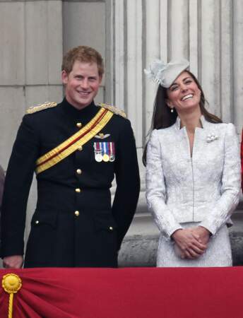 Kate Middleton tout sourire avec le prince Harry sur le balcon de Buckingham, en juin 2014