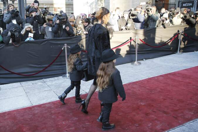 Les petits accompagnent courageusement leur mère, Céline Dion
