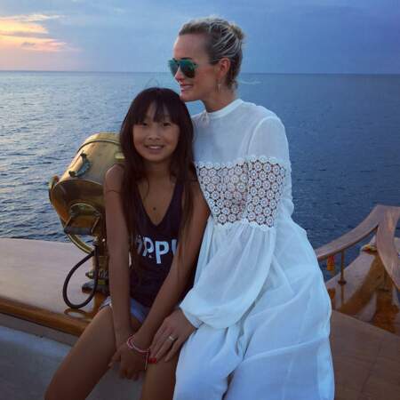 Laeticia Hallyday en longue robe blanche Veronique Branquinho avec Jade à Phuket en 2016