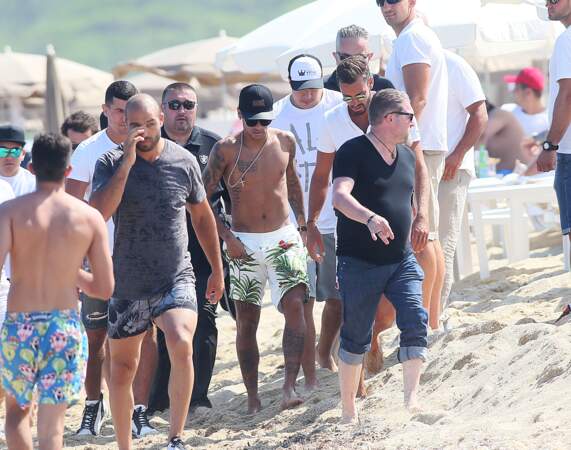 Neymar sur la plage avec ses amis à Saint-Tropez