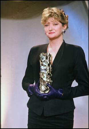 Catherine Jacob, en tailleur noir cintré et gants en cuir pourpre, reçoit le César du meilleur espoir en 1989