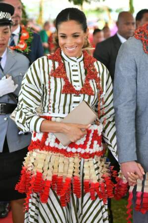 Meghan Markle porte également un habit traditionnel, une robe ta'ovala du Tonga.
