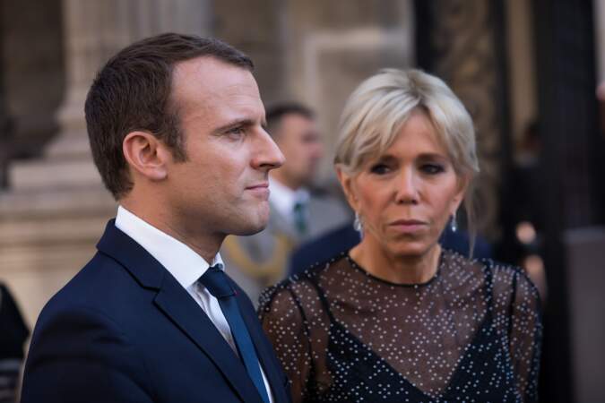 Brigitte Macron : un chignon sophistiqué doté d'une petite frange