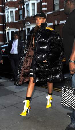 Rihanna, enfouie dans sa doudoune Raf Simons dans les rues de Londres 