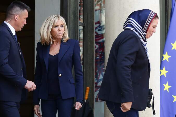 Brigitte Macron en blazer épaulé bleu marine
