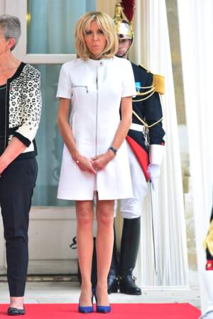 Brigitte Macron en robe blanche zippée le 13 juillet 2017