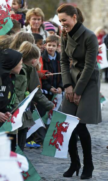Kate Middleton en novembre 2015 porte un très élégant manteau vert kaki