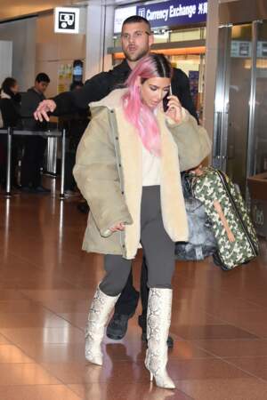 Kim Kardashian est arrivée à l'aéroport de Tokyo avec ses soeurs, le 25 février
