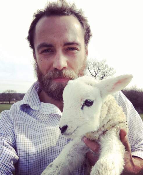 James Middleton et un agneau
