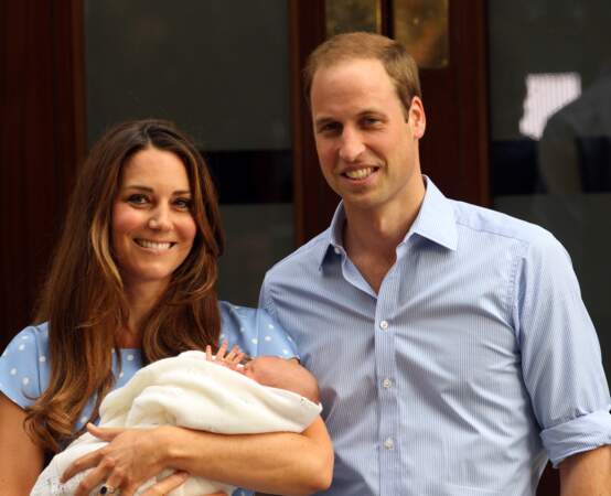 William et Kate présentent le prince George à la sortie de l'hôpital St Mary, le 23 juillet 2013