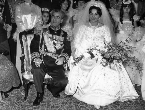 Le Shah d'Iran et Farah Diba (dans une robe Yves Saint Laurent pour Dior) lors de leur mariage le 21 décembre 1959