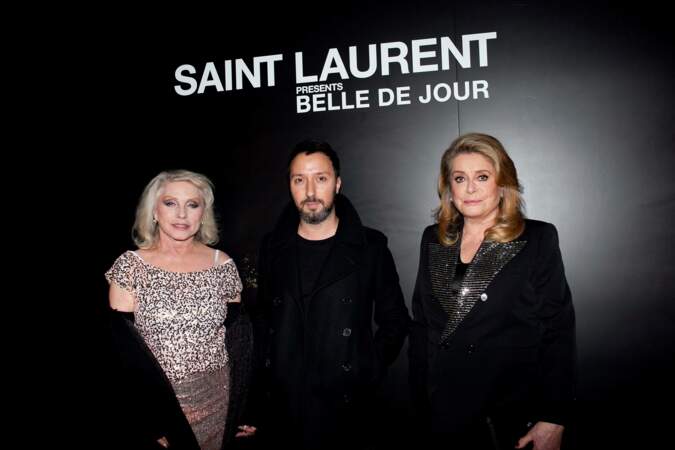 Catherine Deneuve sublime en costume Yves Saint Laurent