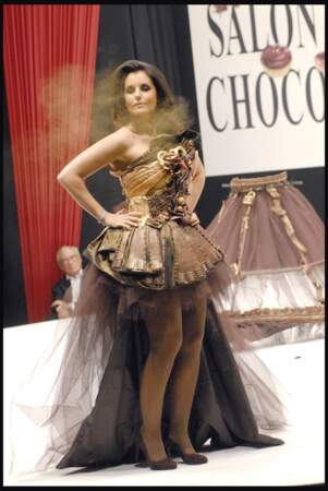 Faustine Bollaert magnifique dans une robe de créateur à Paris en 2009