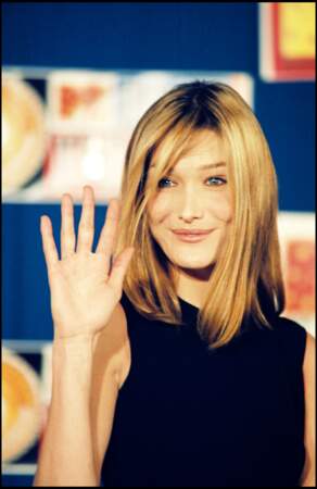 Au MTV Europe Music Awards à Paris, en 1995, elle ose le blond.