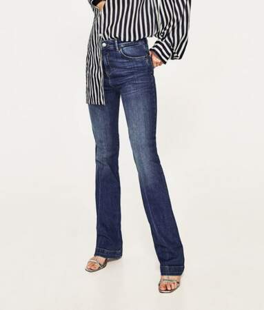 Zara - Jean taille haute à coupe évasée (39,95 euros)